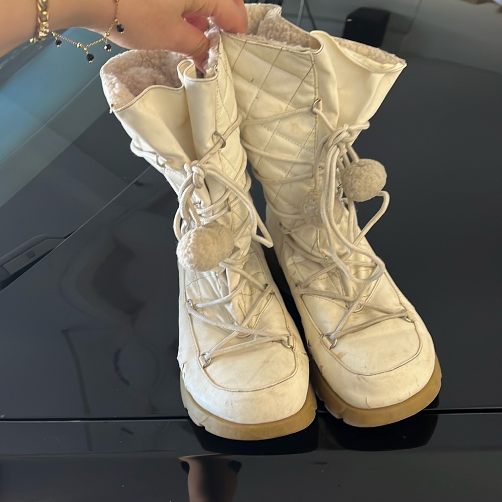 Snow boots